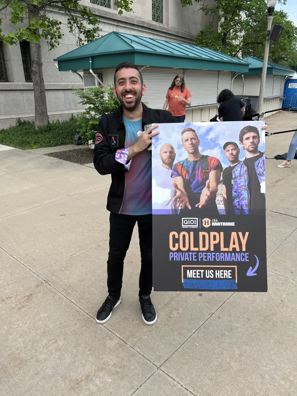 Jimmy Dushku holding up a Coldplay private performance sign