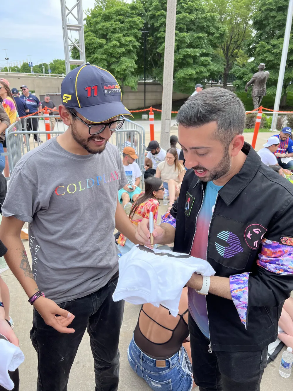 Jimmy Dushku signing a face t-shirt