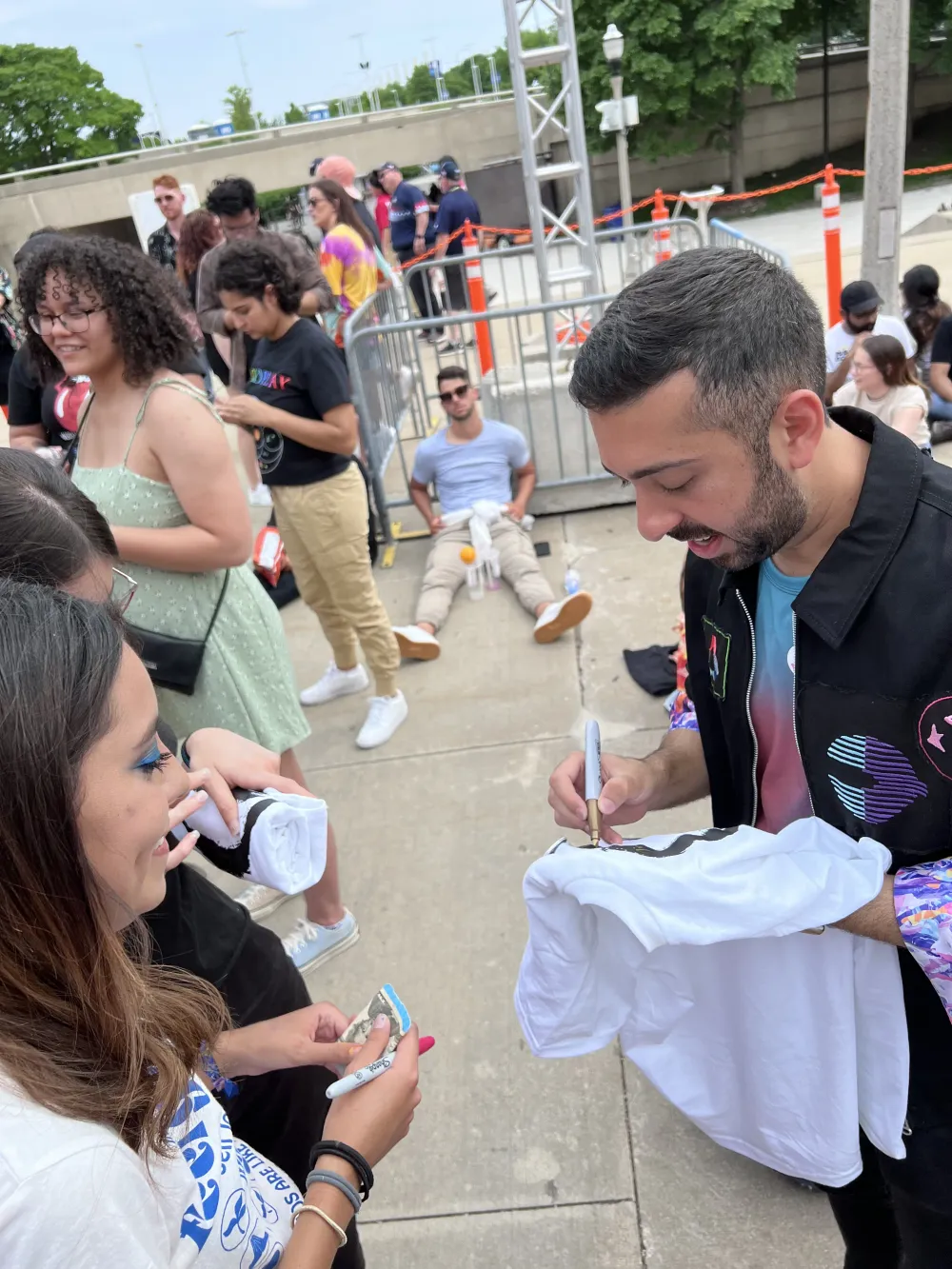 Jimmy Dushku signing more face t-shirts