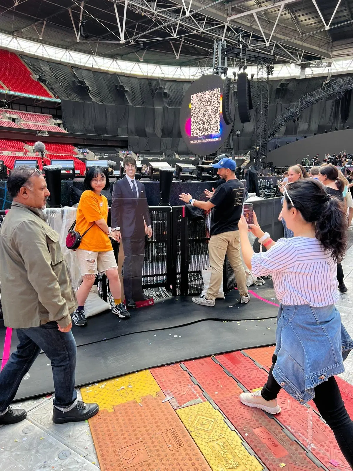 Fans excited to take photos with Tom Cruise