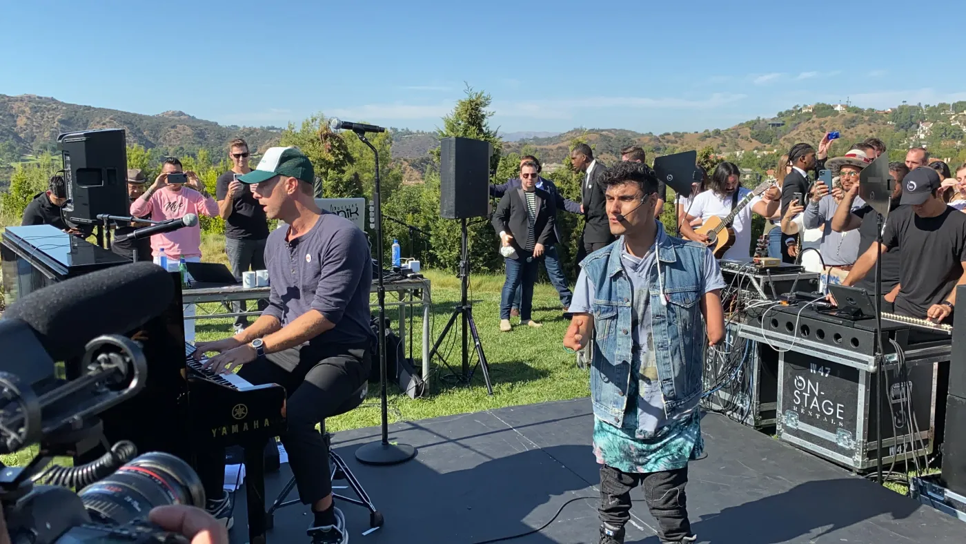 Chris Martin and Emmanuel Kelly performing