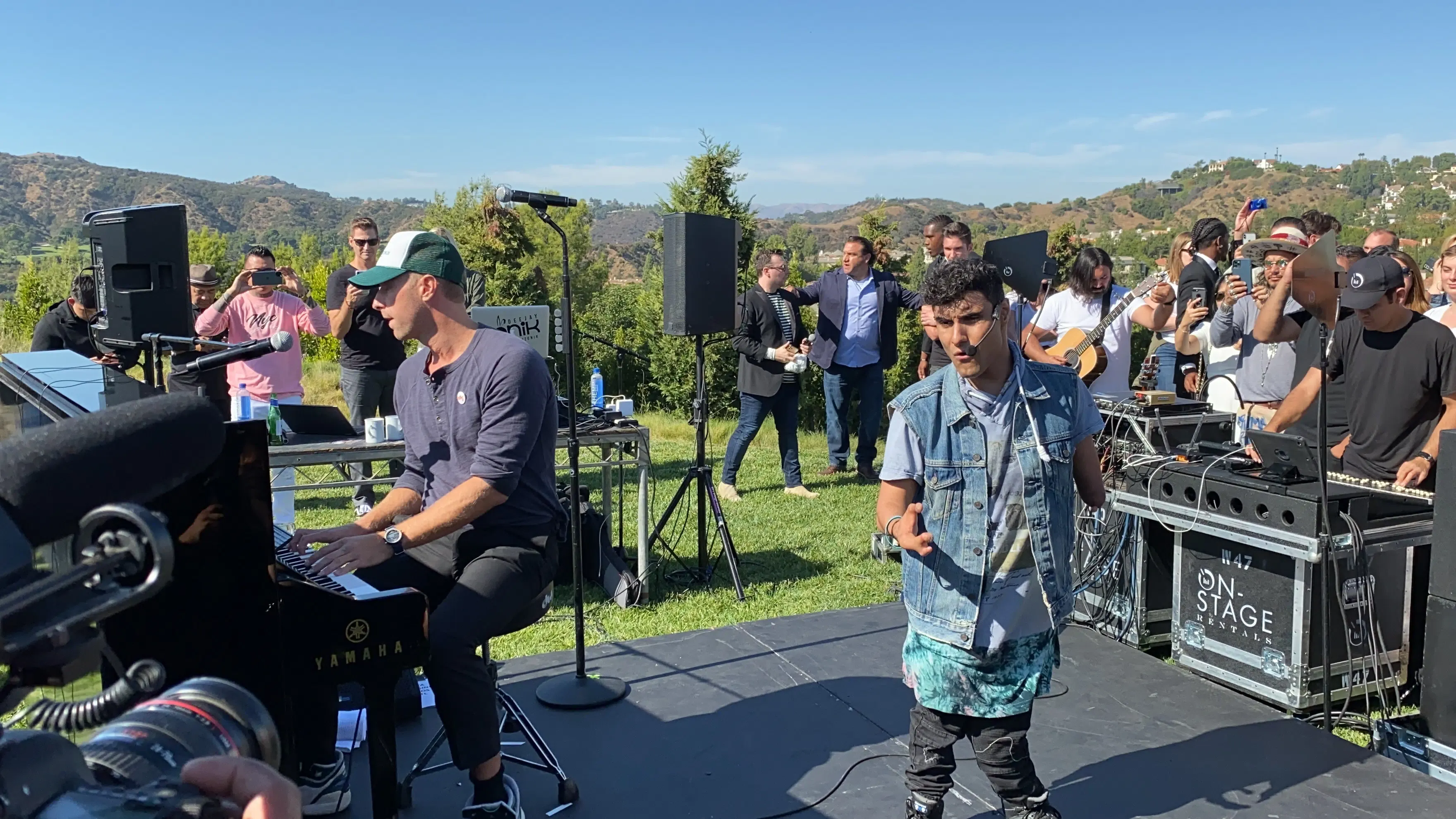 Chris Martin and Emmanuel Kelly performing